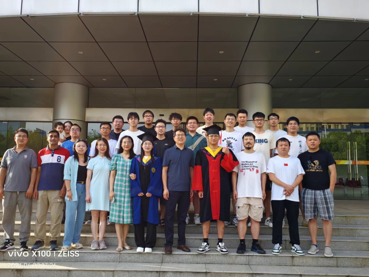 Upon the graduation of Xu Nuo and Chen Weiye, all members of the research group gathered together to take a group photo for keepsake.